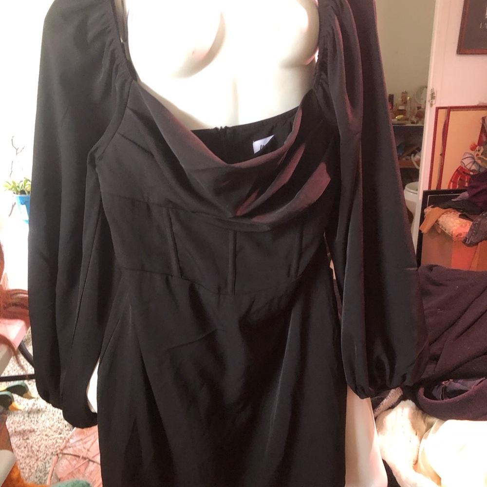 Black dress, scoop neck